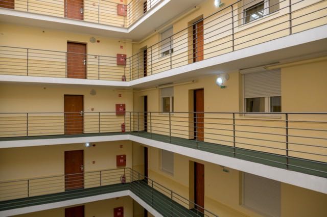 Coursives intérieures d’un immeuble d’habitation sur plusieurs étages