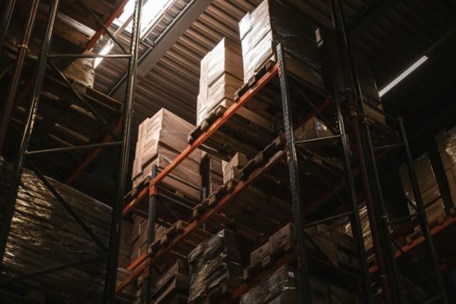 Rayonnages chargés de palettes et de cartons dans un entrepôt
