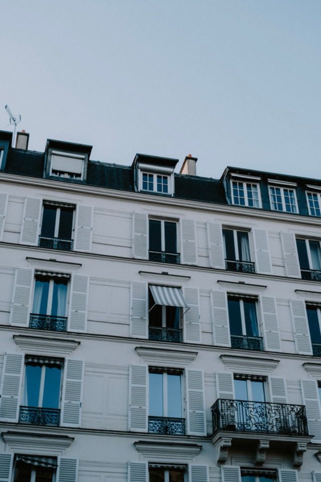 Façade d’un immeuble d’habitation à volets et balcons