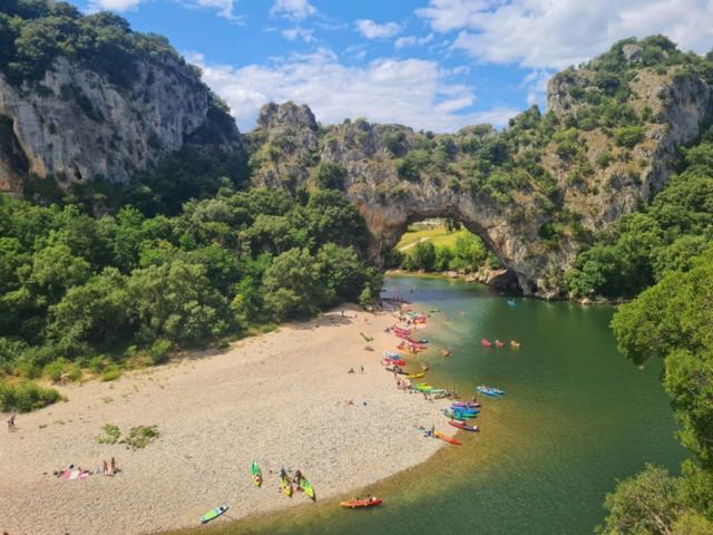 Le Pont d’Arc et la rivière Ardèche, plage et canoës au pied de l’arche